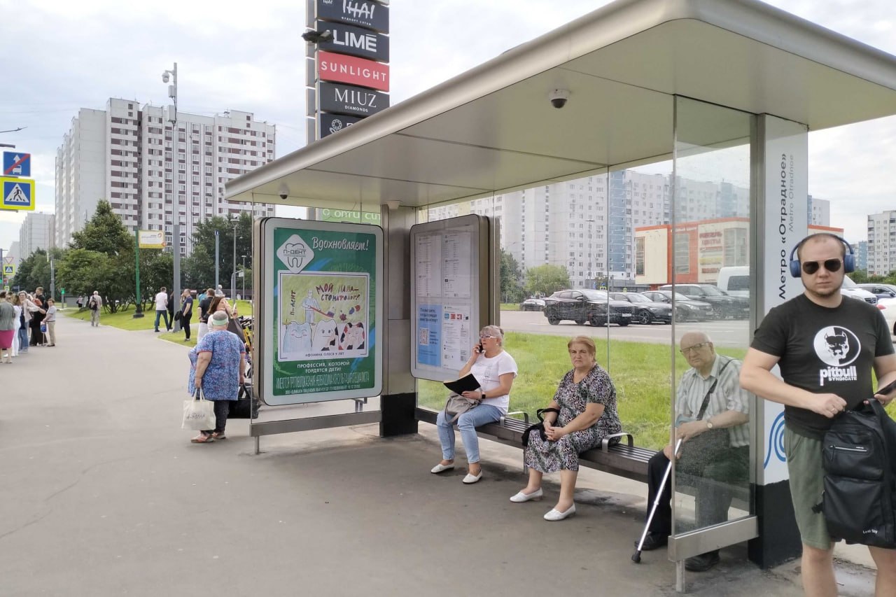 Детские рисунки вместо креативов.
Клиника «П-ДЕНТ» разместила наружную рекламу у метро «Отрадное» и «Новогиреево» | Сетка — социальная сеть от hh.ru