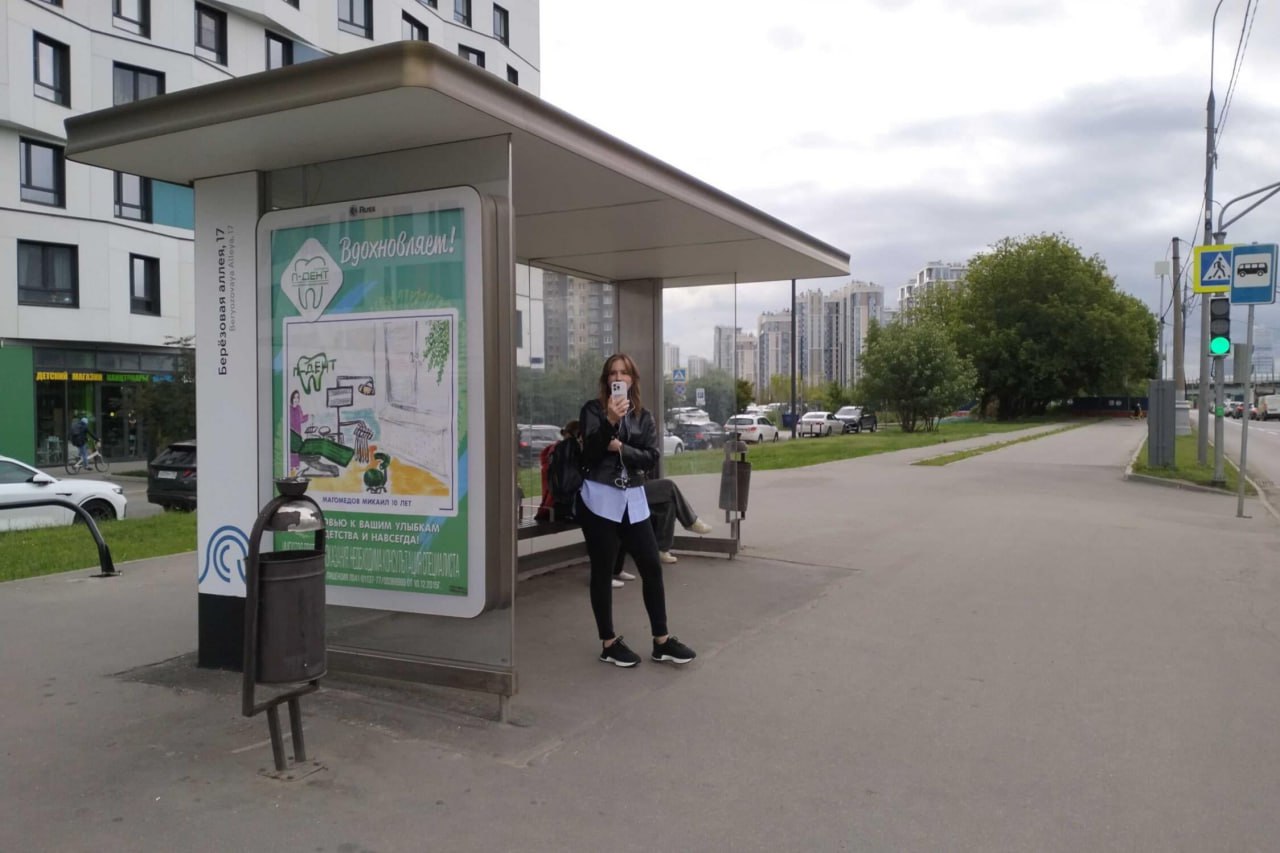 Детские рисунки вместо креативов.
Клиника «П-ДЕНТ» разместила наружную рекламу у метро «Отрадное» и «Новогиреево» | Сетка — социальная сеть от hh.ru