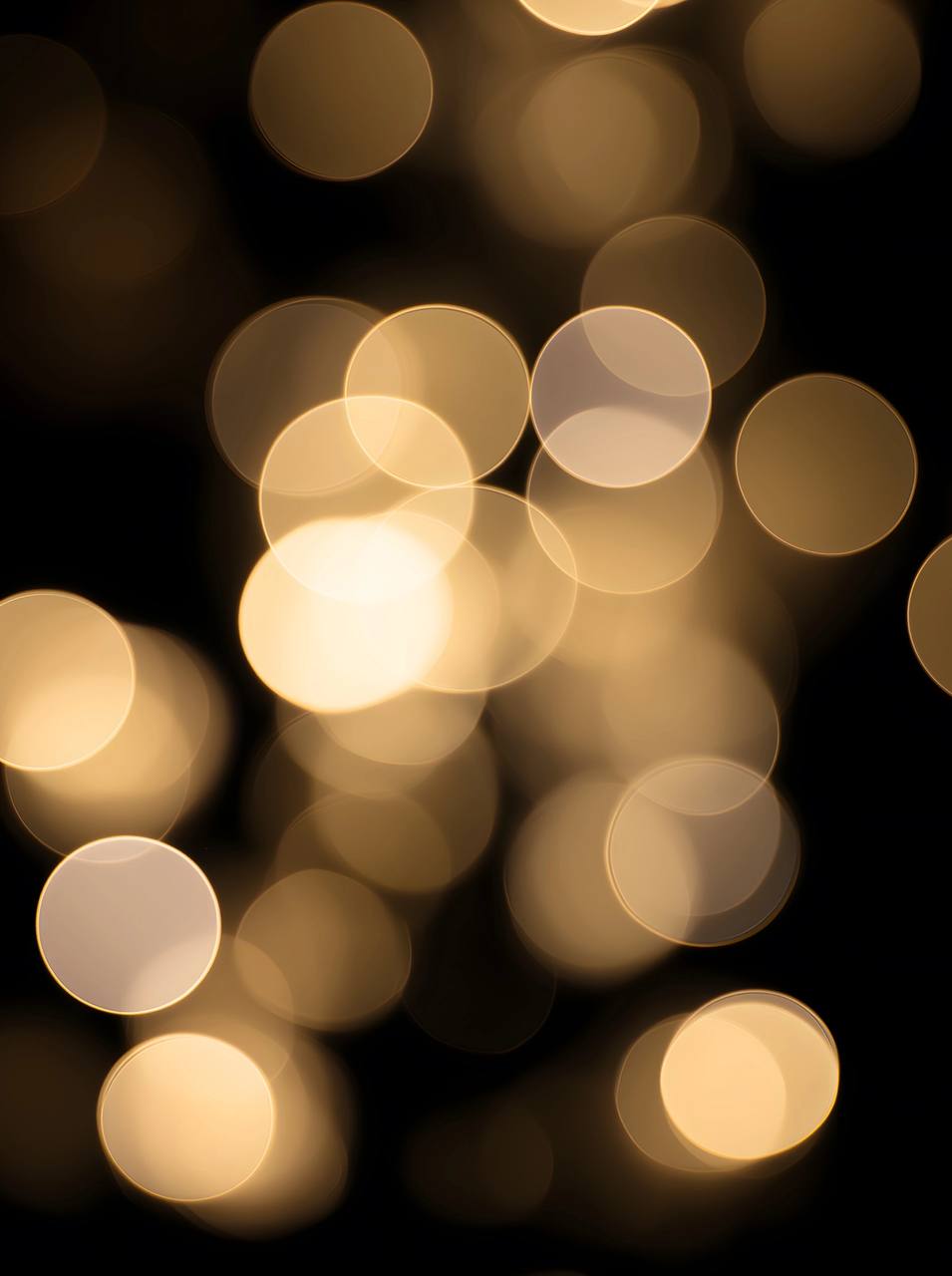 Это синонимы в вашем активном словарном запасе. Самый яркий- самы точный, но если вы не можете сразу его вспомнить- рядом есть не такие яркие, но почти такие же точные. Смело можете заменить | Сетка — социальная сеть от hh.ru