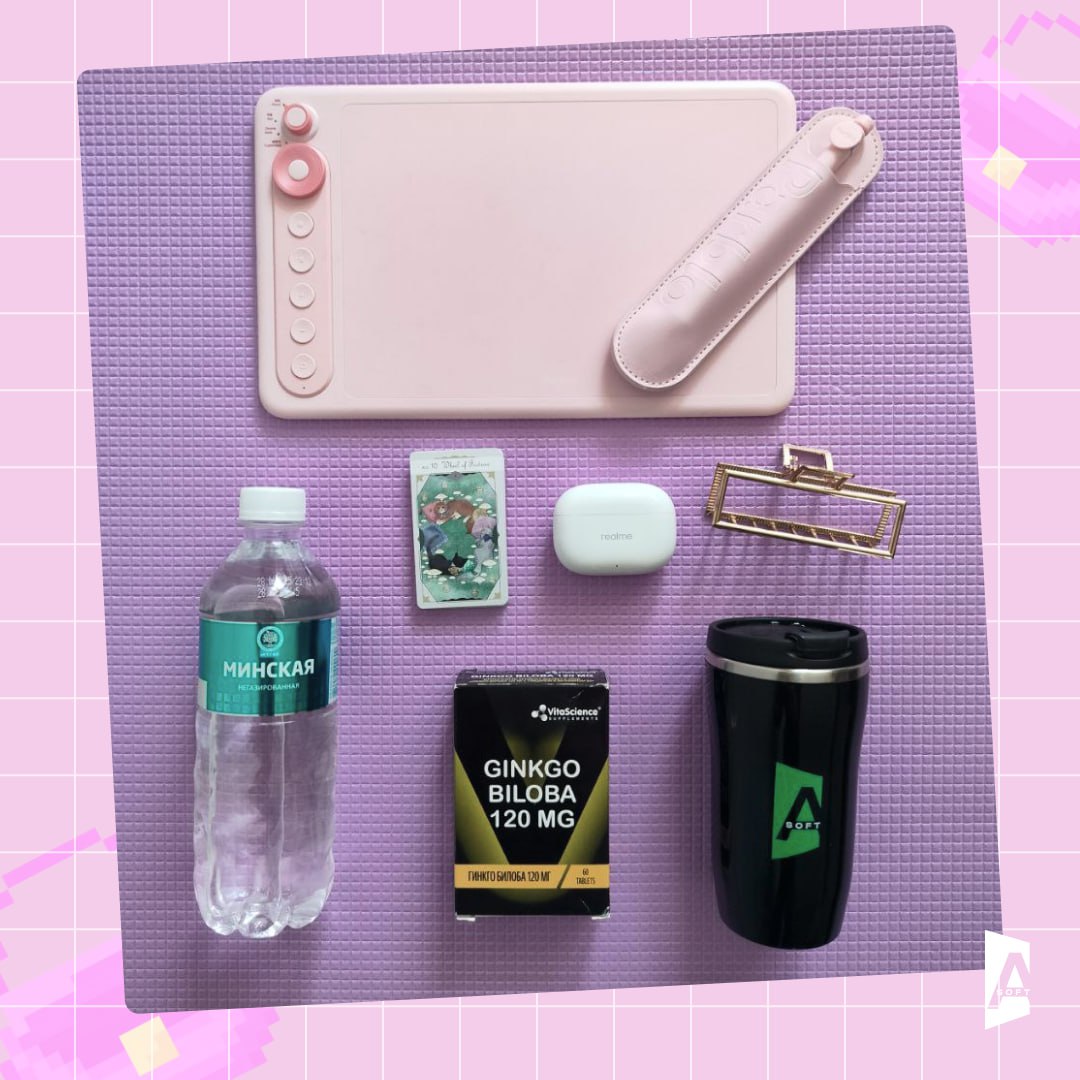 Что скрывает рюкзак дизайнера? 🎒
Только представьте: вы открываете молнию, а там целая жизнь! С одной стороны – пафосные инструменты вроде графического планшета и линеров, а с другой – трогательные "а... | Сетка — социальная сеть от hh.ru