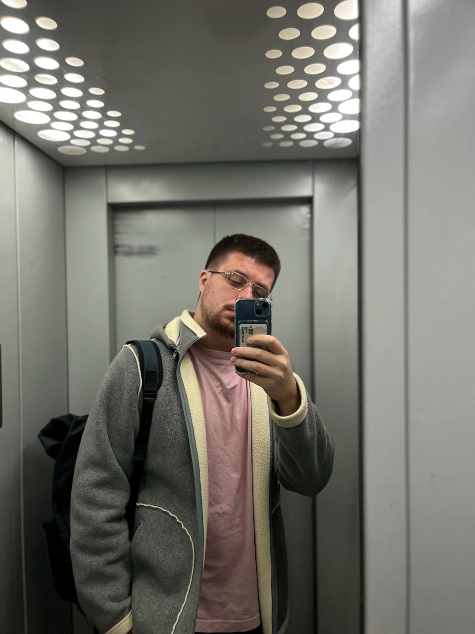 Это я поехал на терапию — и вам честно советую.
Постоянная работа с людьми в какой-то момент приводит к простому выводу: психолог нужен не «когда всё плохо», а чтобы туда не приехать | Сетка — социальная сеть от hh.ru