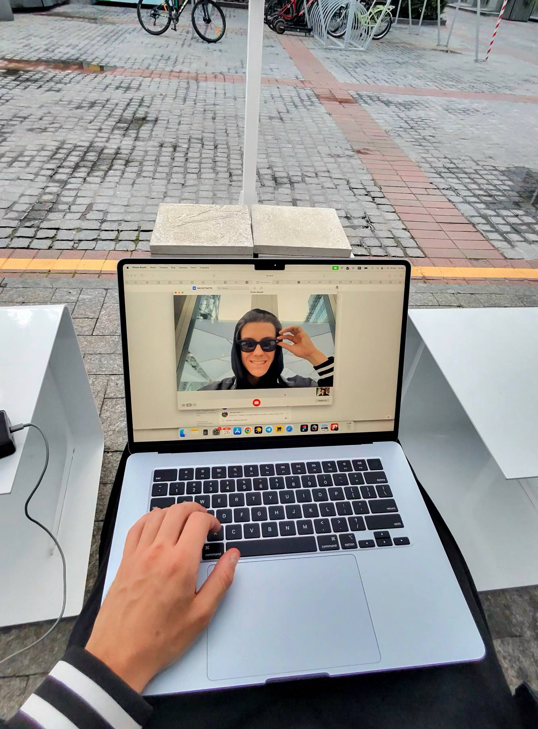 Купил себе умные очки
Короче наконец-то взял себе очки Ray-Ban Meta. Понятно что они давно у всех есть и это не новая штука, но мне пофиг. Изначально хотел новые, в коллабе с очковым брендом Oakley | Сетка — социальная сеть от hh.ru