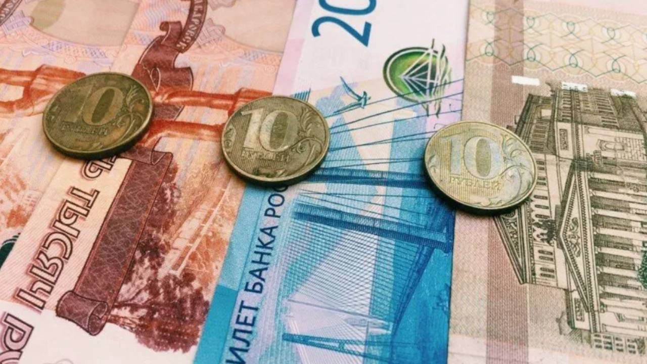 ⚡️МРОТ в России вырастет сразу на 20%, заявили в Госдуме.
С 1 января 2026 года сумму увеличат с 22 440 до 27 000 рублей. | Сетка — социальная сеть от hh.ru