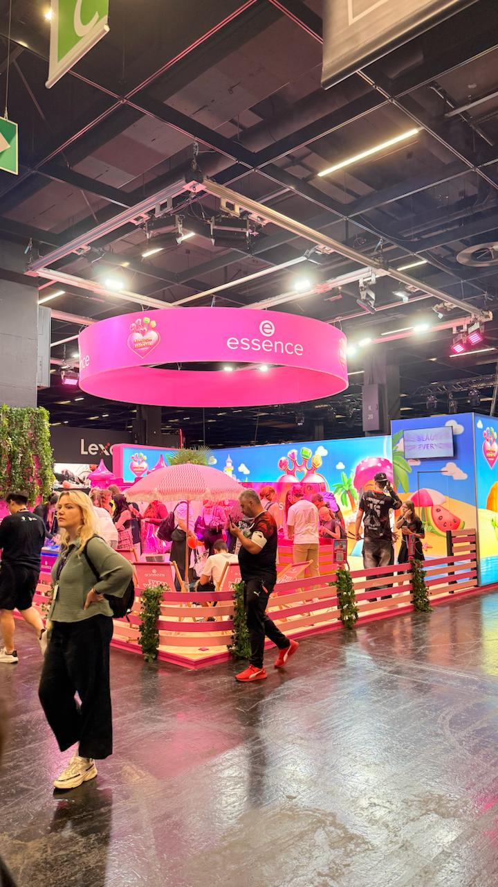 (про Gamescom)
Обещал вам рассказать про свою поездку в Кёльн. Я был только один день там — в наименее загруженный, когда пускали прессу и wildcard | Сетка — социальная сеть от hh.ru