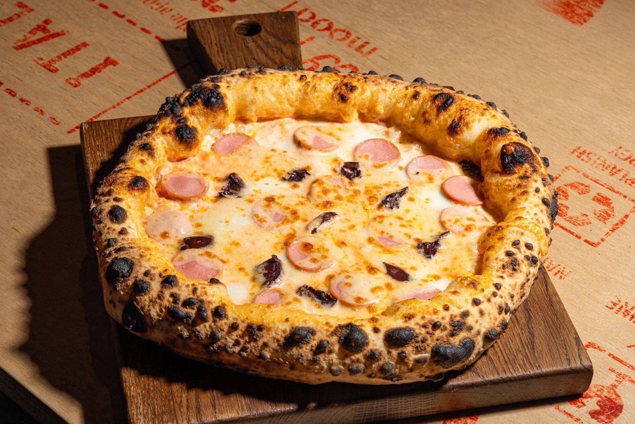 Прикол, Pizza 22сm выкатила ТУ САМУЮ школьную пиццу с сосисками, солеными огурцами, кетчунезом, российским сыром и оливками. Ностальгичное блюдо обойдется в 600 рублс | Сетка — социальная сеть от hh.ru
