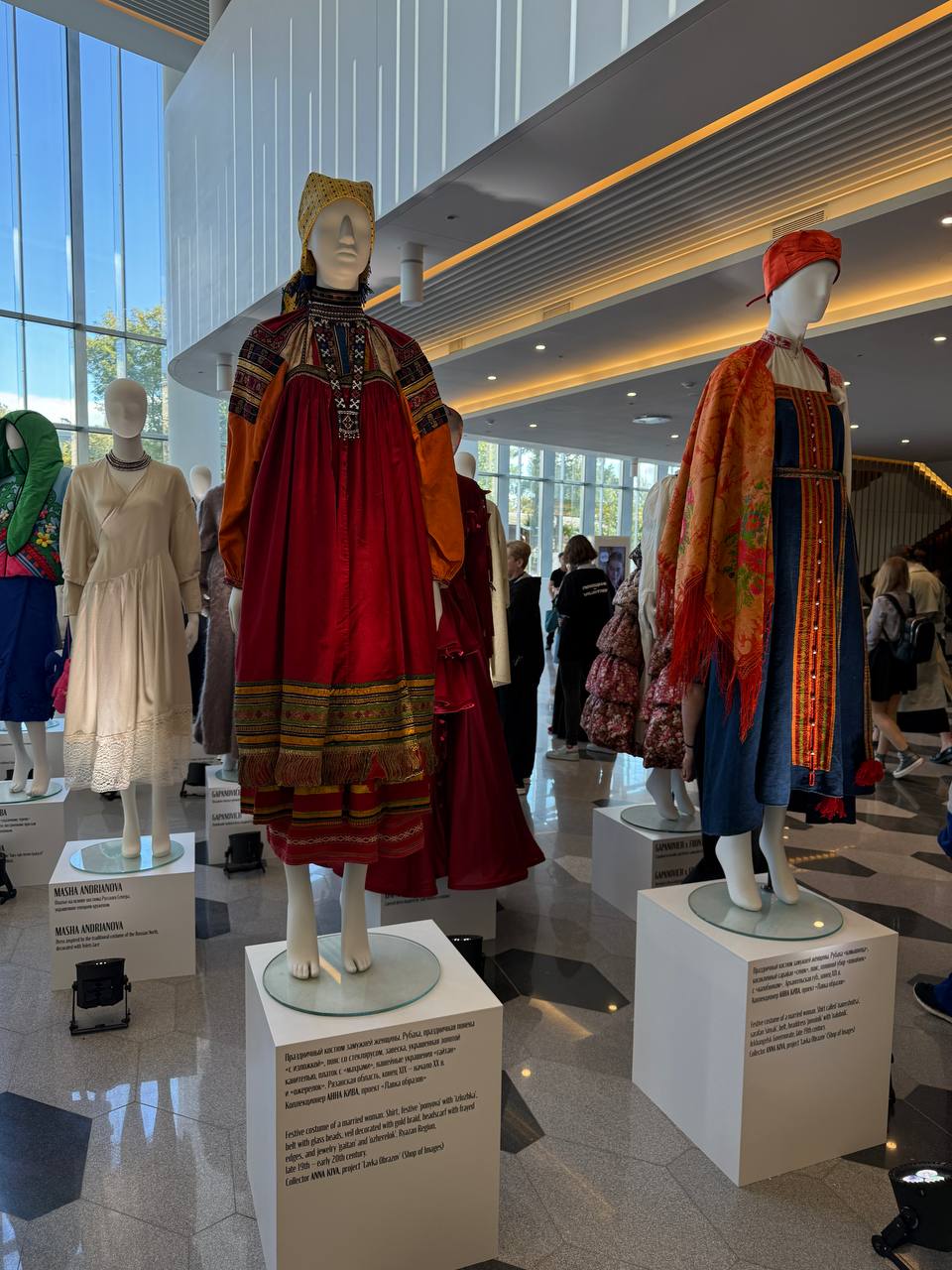 Выставка «Родные мотивы» на BRICS+ Fashion Summit в «Зарядье» | Сетка — социальная сеть от hh.ru