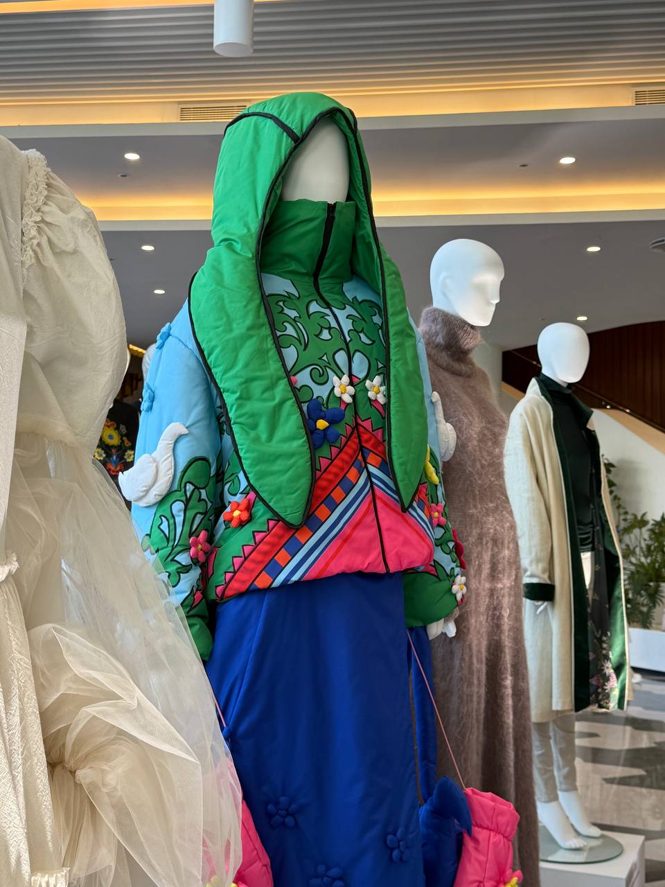 Выставка «Родные мотивы» на BRICS+ Fashion Summit в «Зарядье» | Сетка — социальная сеть от hh.ru