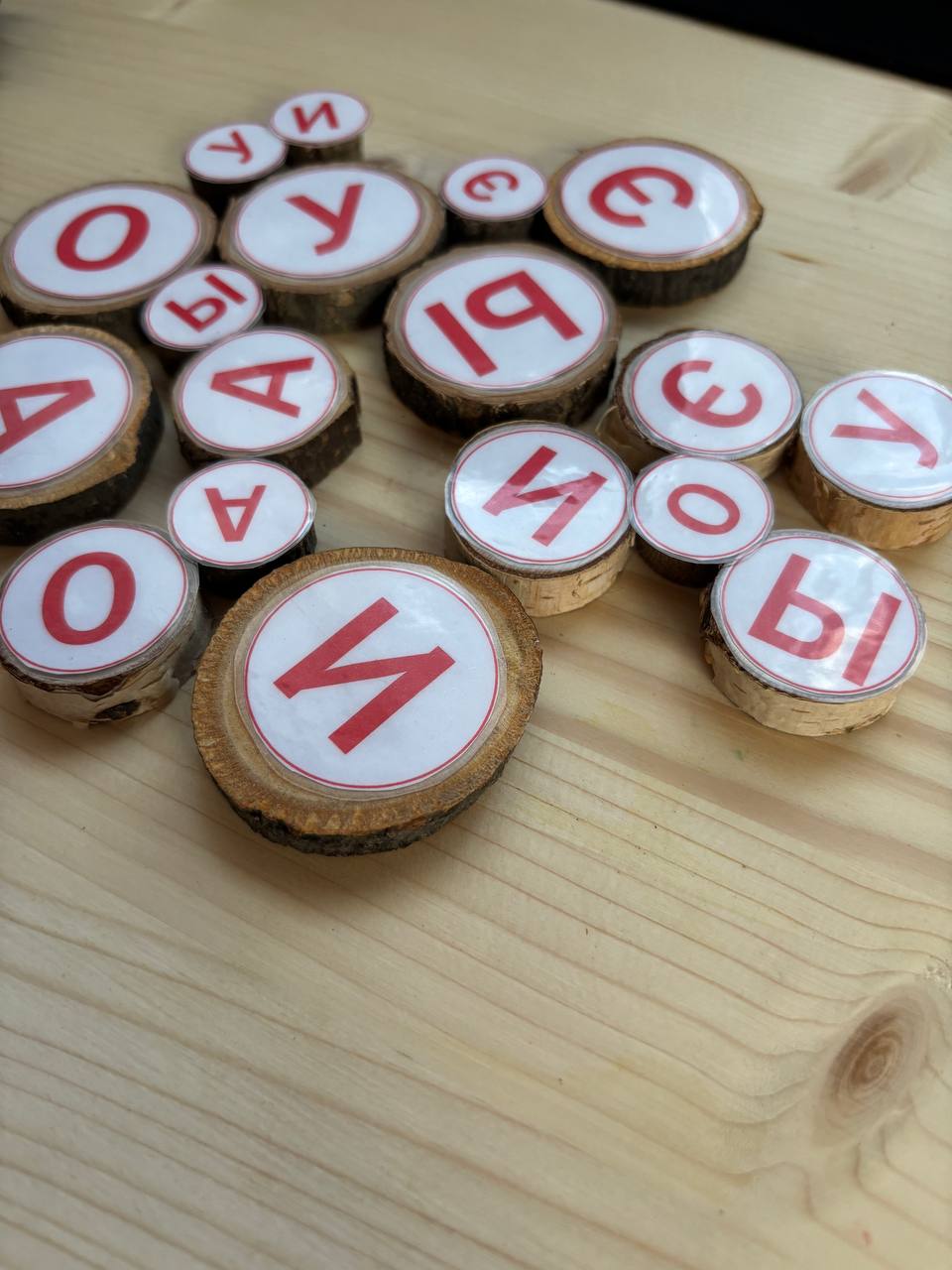 💡Сегодня делюсь идеей, которая уже прошла «полевые испытания» на моих занятиях.  
На днях я разбирала свои запасы материалов для творчества, и нашла пакет с деревянными спилами | Сетка — социальная сеть от hh.ru