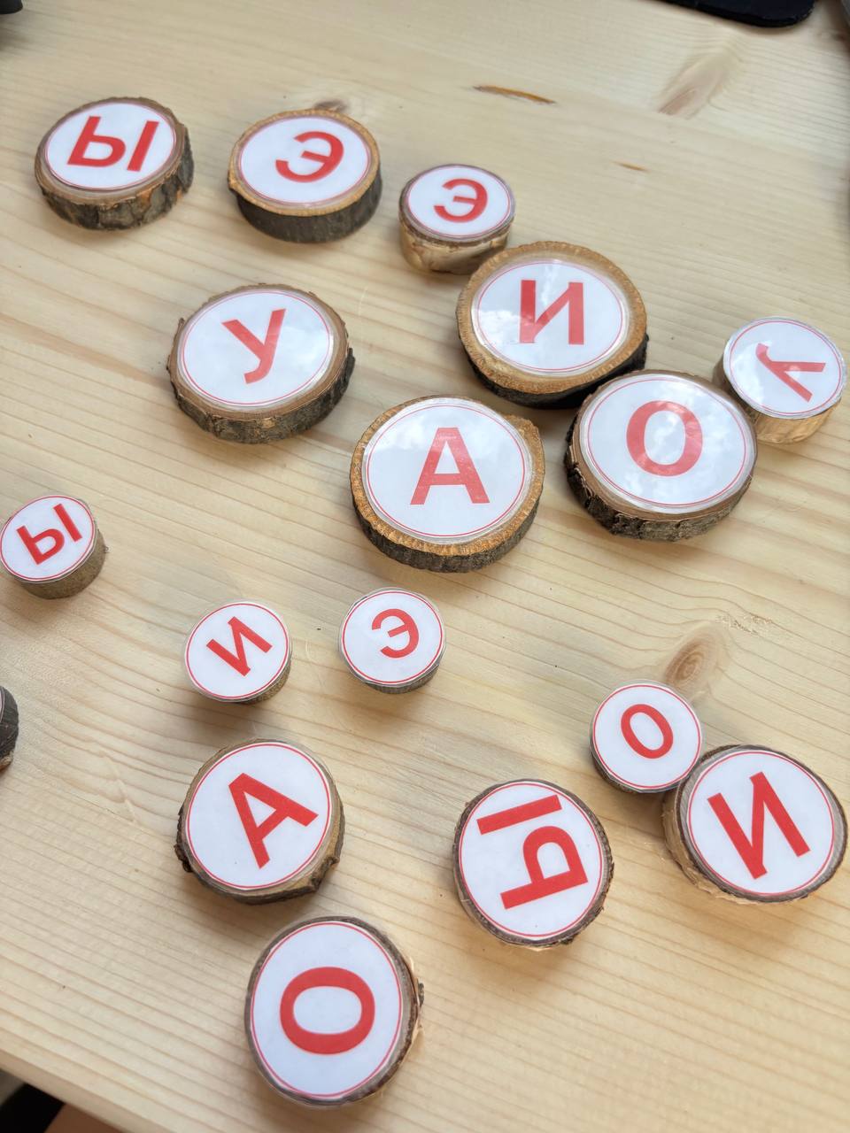 💡Сегодня делюсь идеей, которая уже прошла «полевые испытания» на моих занятиях.  
На днях я разбирала свои запасы материалов для творчества, и нашла пакет с деревянными спилами | Сетка — социальная сеть от hh.ru