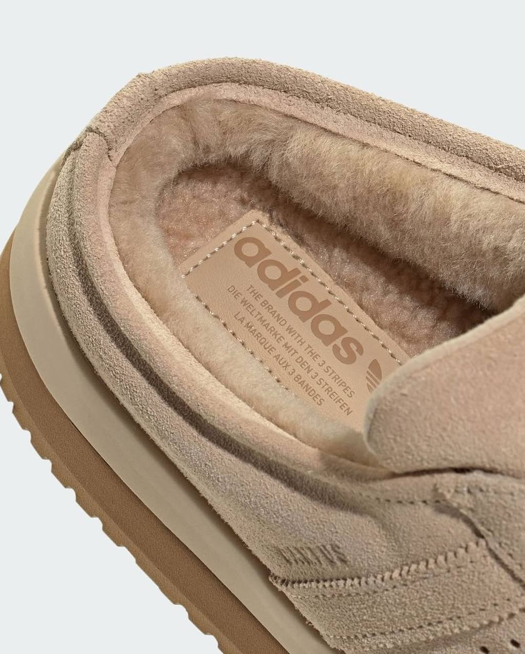Лол, adidas превратился в… угги. Бренд выпустил модель Adidas Campus 00S Fur Slides за 120 долларов (9,6 тысяч рублей).
Уже вижу, в чем будут ходить модники этой зимой 😵 | Сетка — социальная сеть от hh.ru