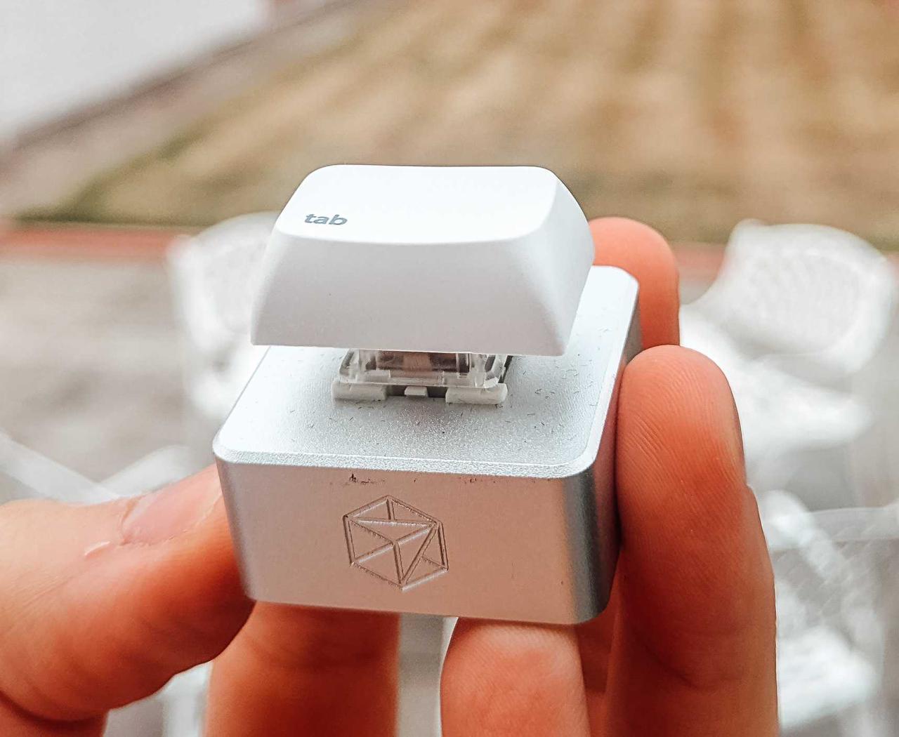 Cursor выпустили клавиатуру для айтишников с только одной кнопкой «tab» — концепция простая: нажимаете Tab, нейронка пишет весь код за вас. Кнопку будут отправлять самым активным юзерам нейронок | Сетка — социальная сеть от hh.ru