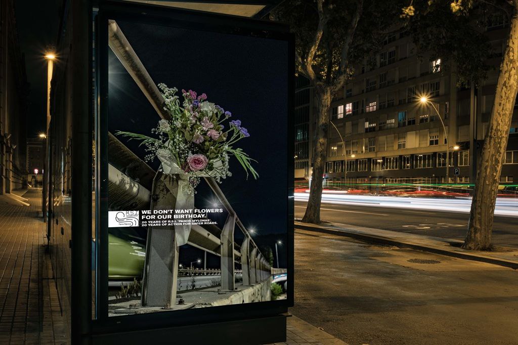 ▌💐В Греции цветы на обочинах дорог — это не просто украшение, а траурный символ. Их оставляют там, где произошла трагедия, где чья-то жизнь оборвалась в результате ДТП | Сетка — социальная сеть от hh.ru