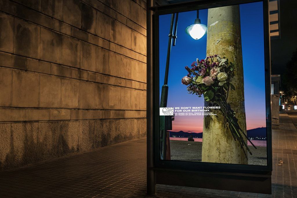 ▌💐В Греции цветы на обочинах дорог — это не просто украшение, а траурный символ. Их оставляют там, где произошла трагедия, где чья-то жизнь оборвалась в результате ДТП | Сетка — социальная сеть от hh.ru