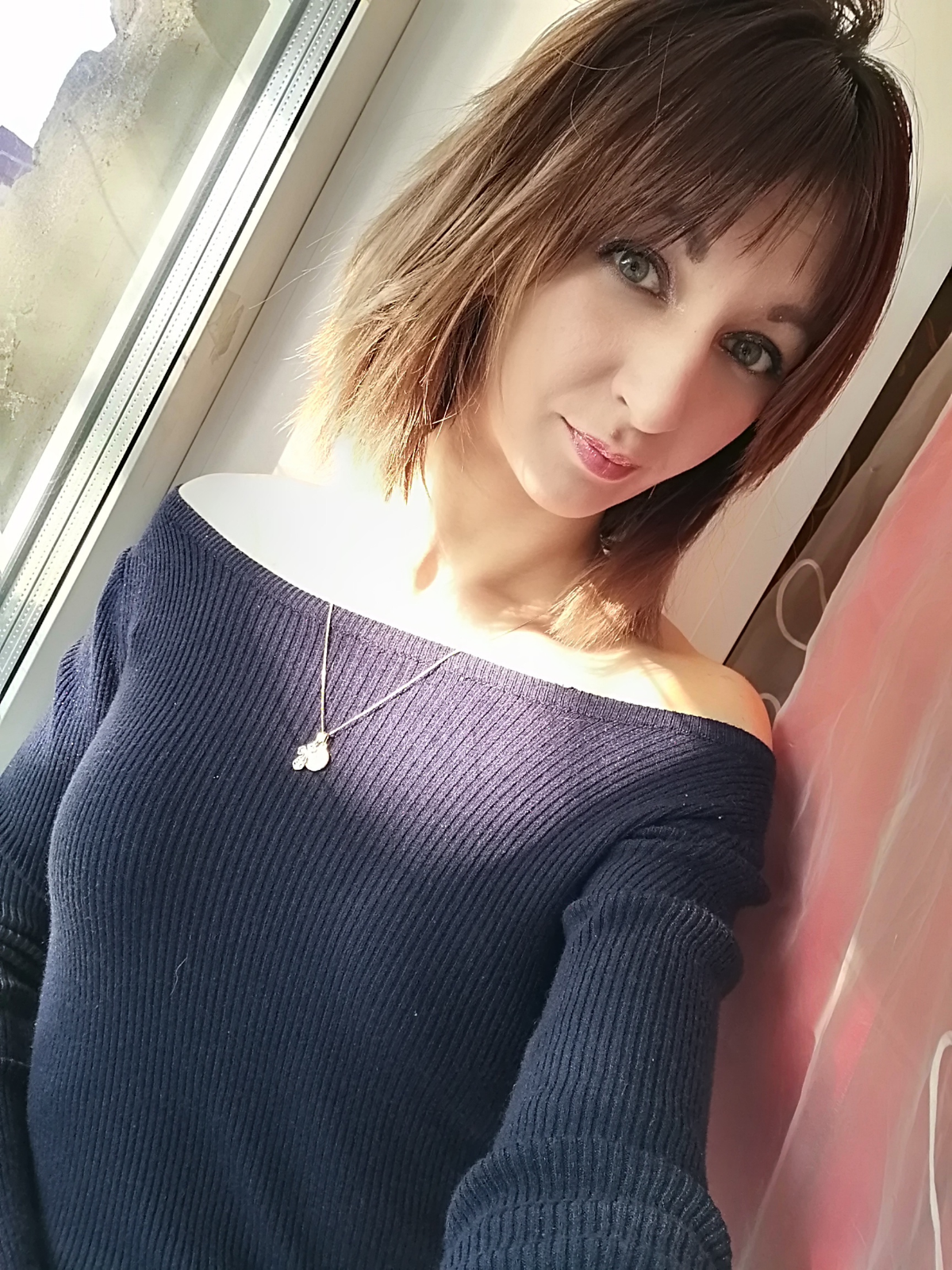 Меня зовут Елена, я являюсь куратором онлайн проекта по обучению востребованным онлайн профессиям. 

1 | Сетка — социальная сеть от hh.ru