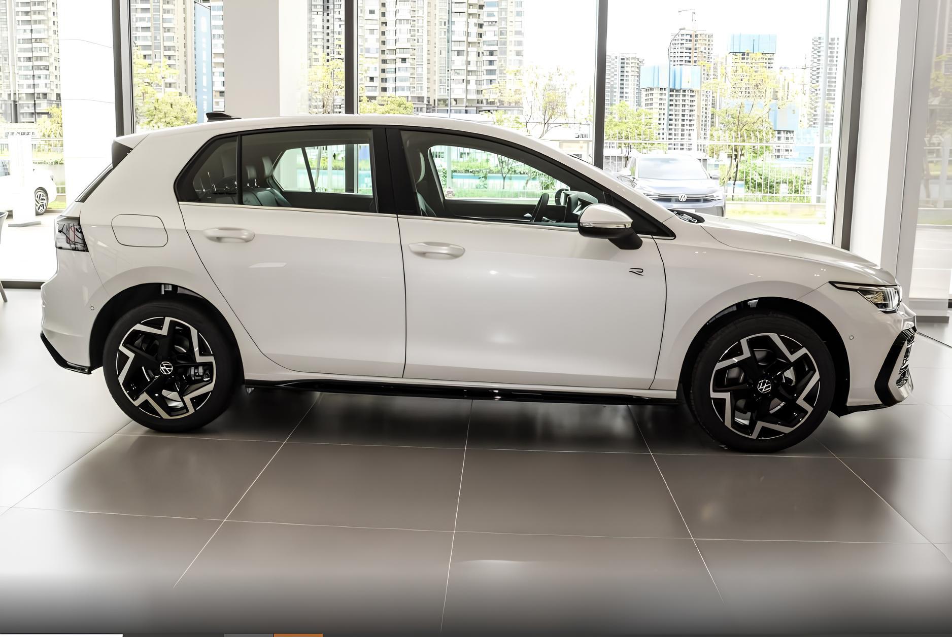 🚘Volkswagen Golf 300TSI R-Line
✅ Бензин 1.5 л, 160 л.с | Сетка — социальная сеть от hh.ru