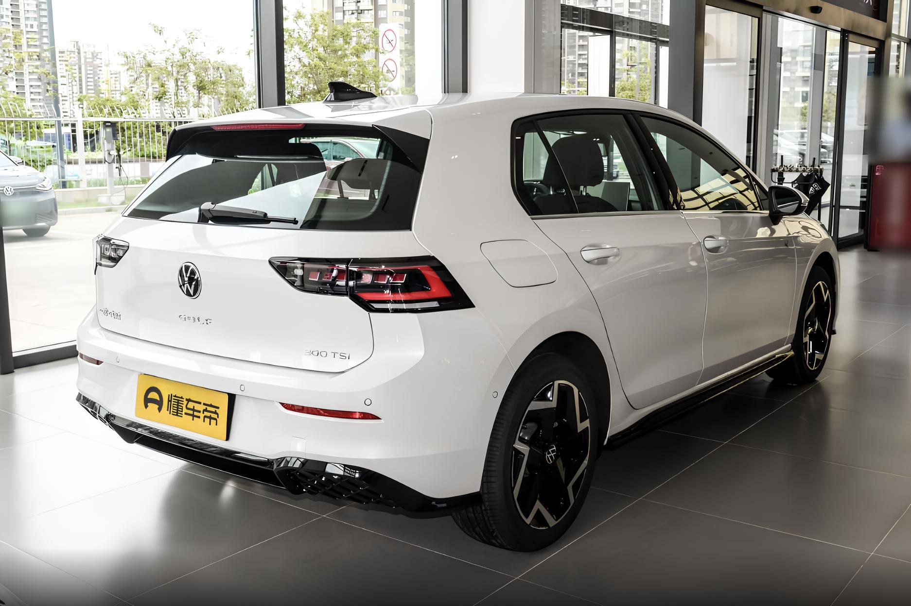 🚘Volkswagen Golf 300TSI R-Line
✅ Бензин 1.5 л, 160 л.с | Сетка — социальная сеть от hh.ru