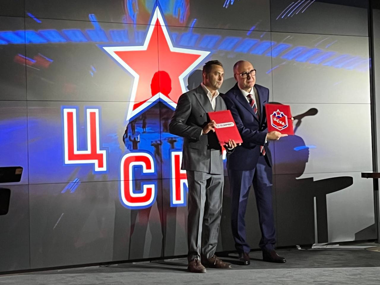 🫒 Olimpbet продлил контракт с ЦСКА на 3 года!
БК и ПХК объявили о сделке на презентации команды в Olimpbet Lounge.
В прошлом сезоне партнерство запомнилось фестом и акцией с авто | Сетка — социальная сеть от hh.ru