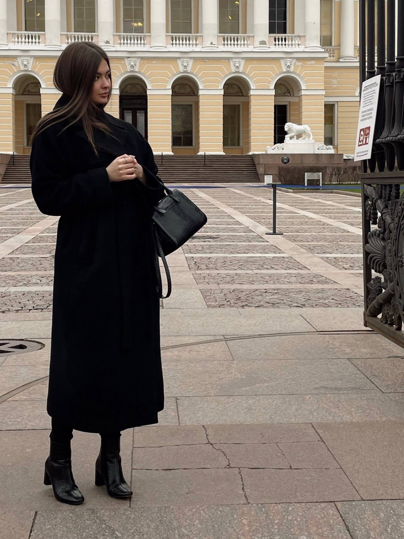 Если вы спросите меня куда я планирую её носить, то я вам отвечу — буду сиять в пасмурные осенние будни.
Например, с total black.
Такой вот ✨базовый аксессуар✨ | Сетка — социальная сеть от hh.ru