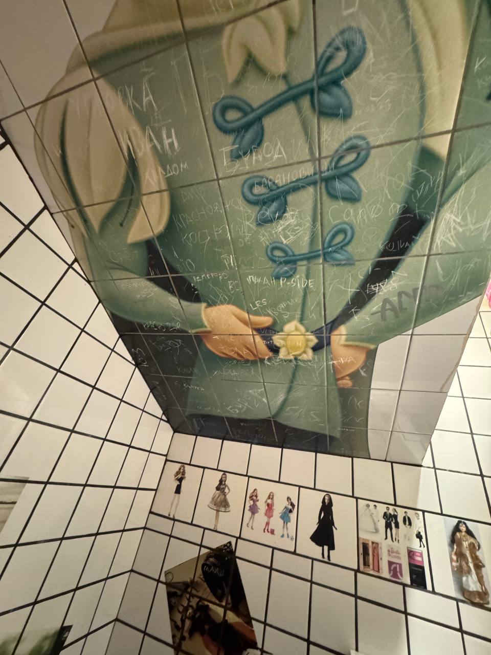 UI в реальной жизни — туалетный вандализм 🚽
Вот порой в туалетах чет красивое и плохо, когда это портят вандалы.
А иногда это настолько в тему и создает вайб, что будто это специально сделано | Сетка — социальная сеть от hh.ru