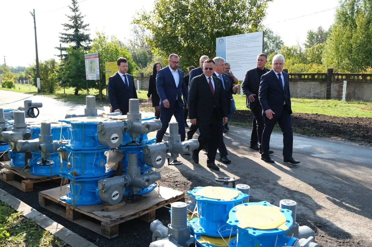 Глава Минстроя России Ирек Файзулин оценил ход работ по реконструкции системы водоснабжения Великого Новгорода
Система водоснабжения Великого Новгорода модернизируется с привлечением средств специальн... | Сетка — социальная сеть от hh.ru
