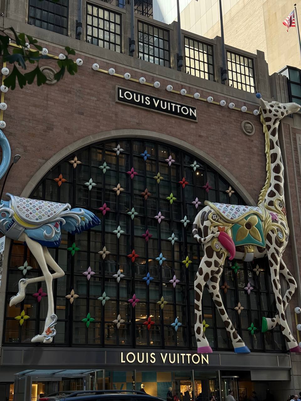Подруга шлет открытки из Нью-Йорка 💔
Любуемся пространством Louis Vuitton. Честно, я последние годы вижу такое только в ИИ и уже не верю, что кто-то ходит мимо такой красоты каждый день. | Сетка — социальная сеть от hh.ru