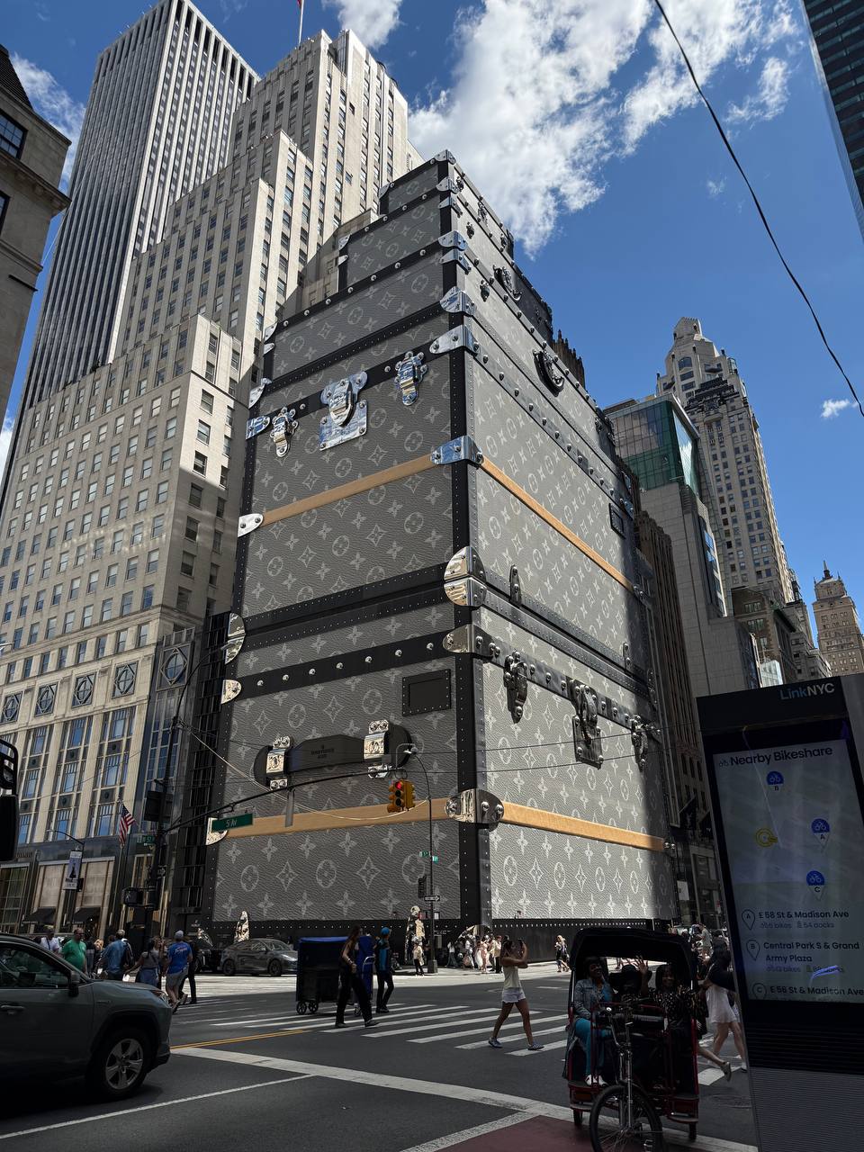Подруга шлет открытки из Нью-Йорка 💔
Любуемся пространством Louis Vuitton. Честно, я последние годы вижу такое только в ИИ и уже не верю, что кто-то ходит мимо такой красоты каждый день. | Сетка — социальная сеть от hh.ru