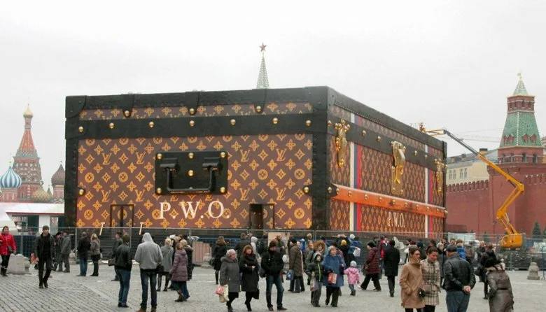 Кстати, любовь к гигантизму Louis Vuitton доходила и до России:
в 2013 году на Красной Площади появился павильон-сундук размером 9 м в высоту и 30 м в длину | Сетка — социальная сеть от hh.ru