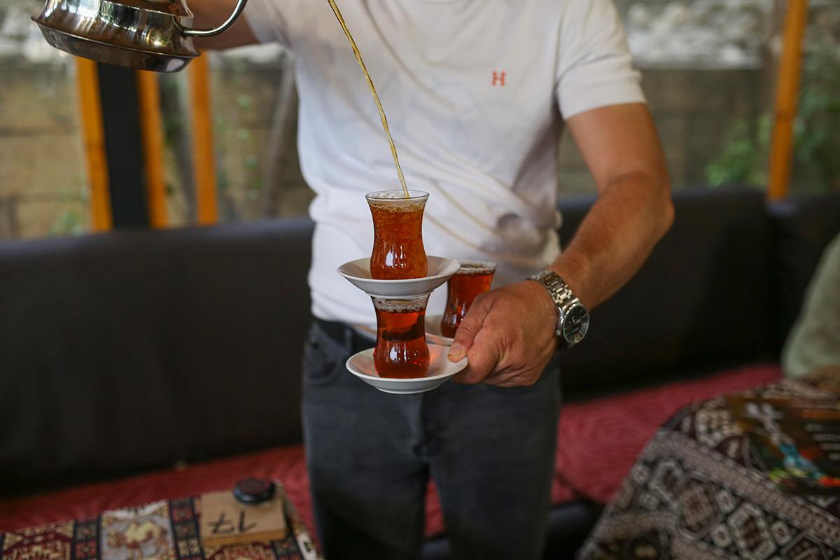 Не так давно на Кавказе стал хорошо заметен чайный феномен с чудесным названием «чай с пях-пяхом» («чай с пах-пахом») или «пях-пях чай» («пах-пах чай») | Сетка — социальная сеть от hh.ru