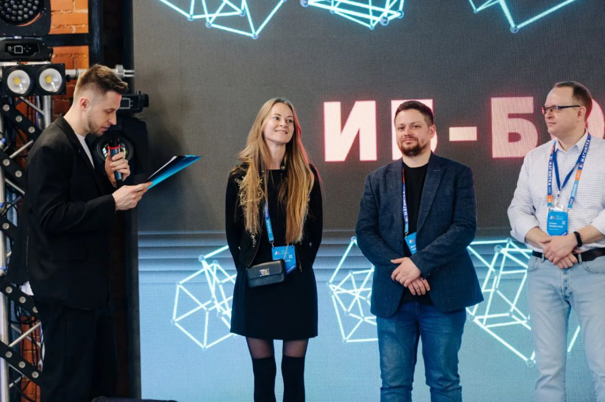 Как-то презентовала компанию-клиента на крупном федеральном форуме.
Со мной на сцене - крупнейшие в России ИТ-компании, разработчики, интеграторы, вендоры. InfoWatch, UserGate.. | Сетка — социальная сеть от hh.ru