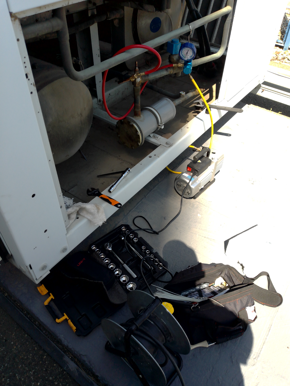 Замена фильтров осушителей на чиллере Carrier | Сетка — социальная сеть от hh.ru