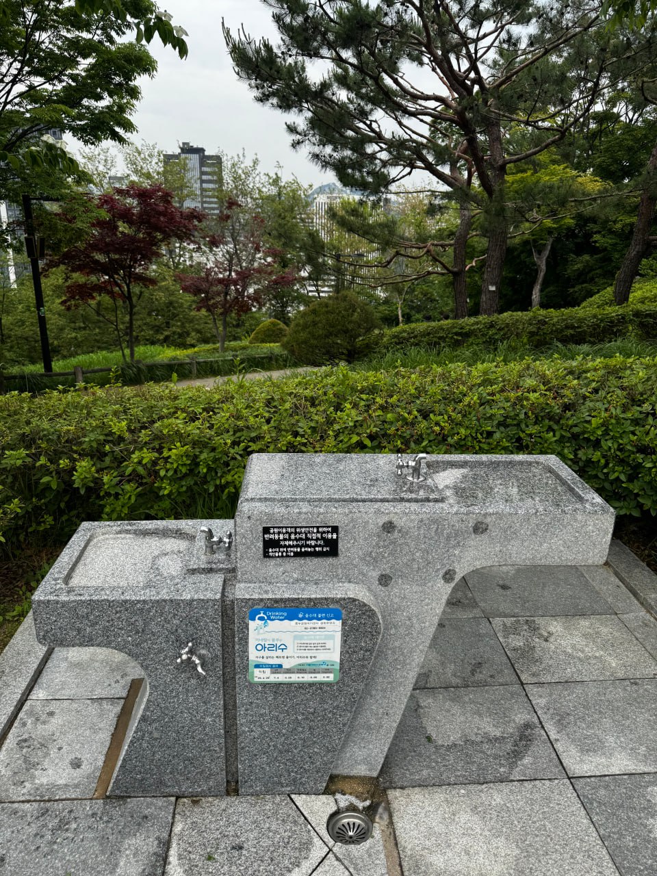 Часть 13, Сеул: социальная безбарьерная среда
Когда говорят «инклюзивность» — часто думают, что речь только про маломобильных. В Сеуле — совсем другой уровень восприятия социальной безбарьерности | Сетка — социальная сеть от hh.ru