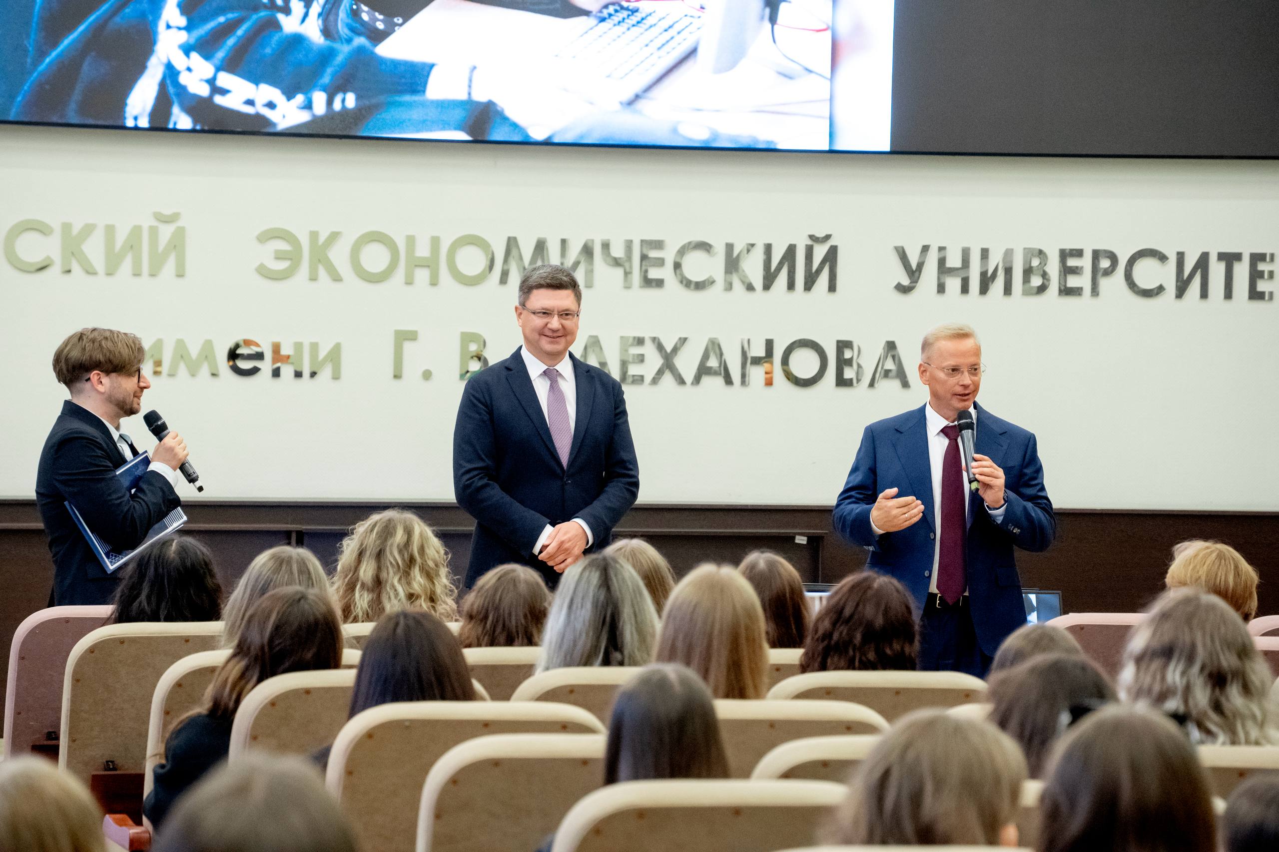 Часто, работая продюсером, сталкивался с родителями, которые изо всех сил пытаются пристроить своих не слишком мотивированных детей куда угодно – на любые проекты, лишь бы был шанс | Сетка — социальная сеть от hh.ru