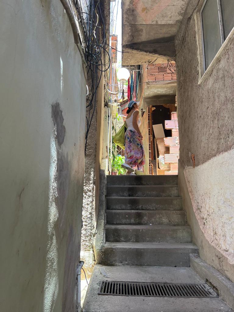 Представьте, вот идете вы по узеньким улочкам, бесконечным лесенкам и мостикам через обрывы | Сетка — социальная сеть от hh.ru