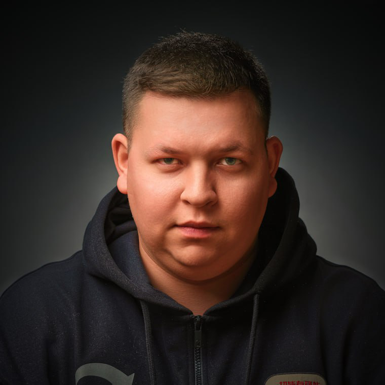 Продолжаем серию публикаций о нашей команде! Знакомьтесь — это Содиков Собиржон 🌟  
Собир работает у нас инженером 2-й линии технической поддержки в техническом департаменте | Сетка — социальная сеть от hh.ru