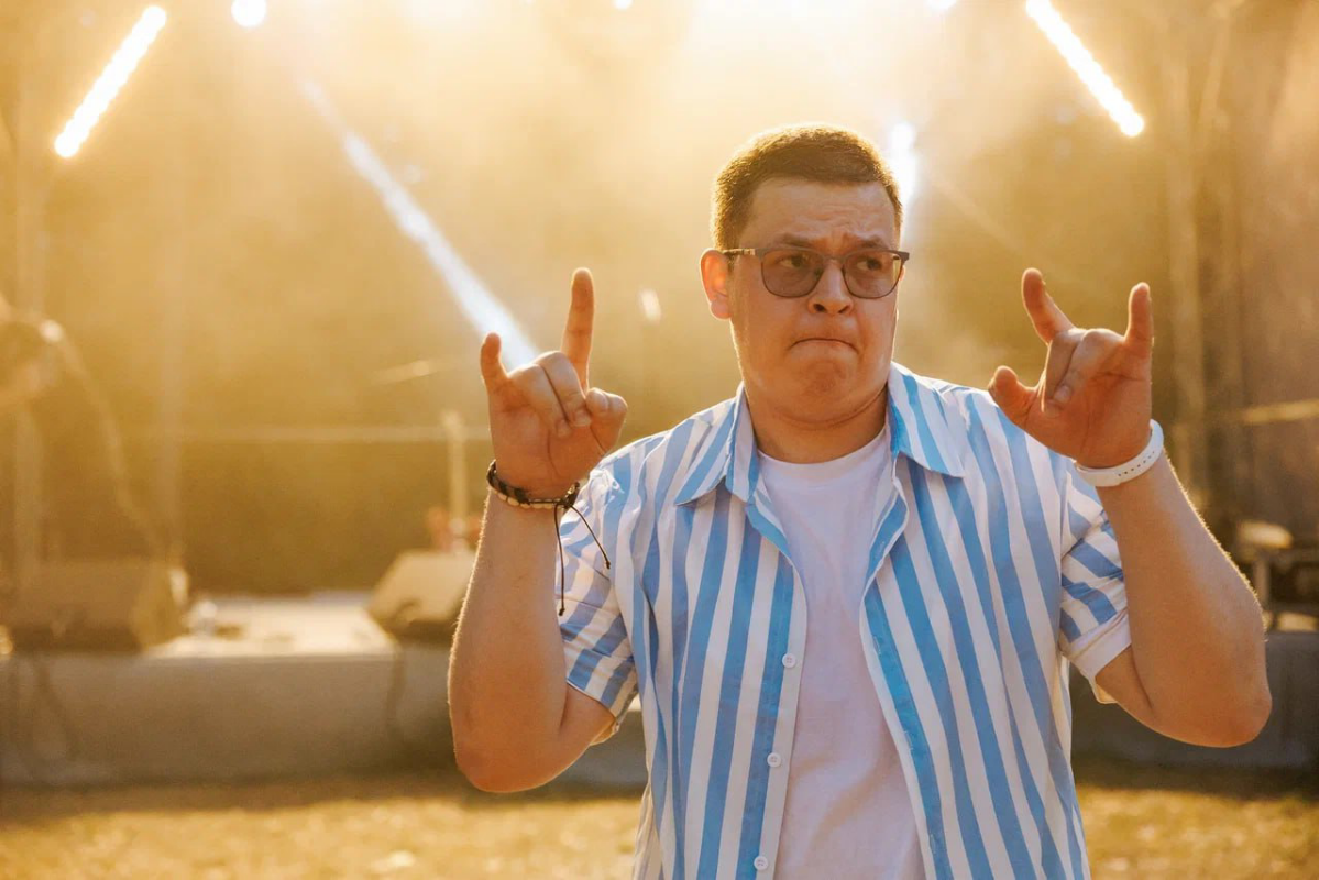 Продолжаем серию публикаций о нашей команде! Знакомьтесь — это Содиков Собиржон 🌟  
Собир работает у нас инженером 2-й линии технической поддержки в техническом департаменте | Сетка — социальная сеть от hh.ru