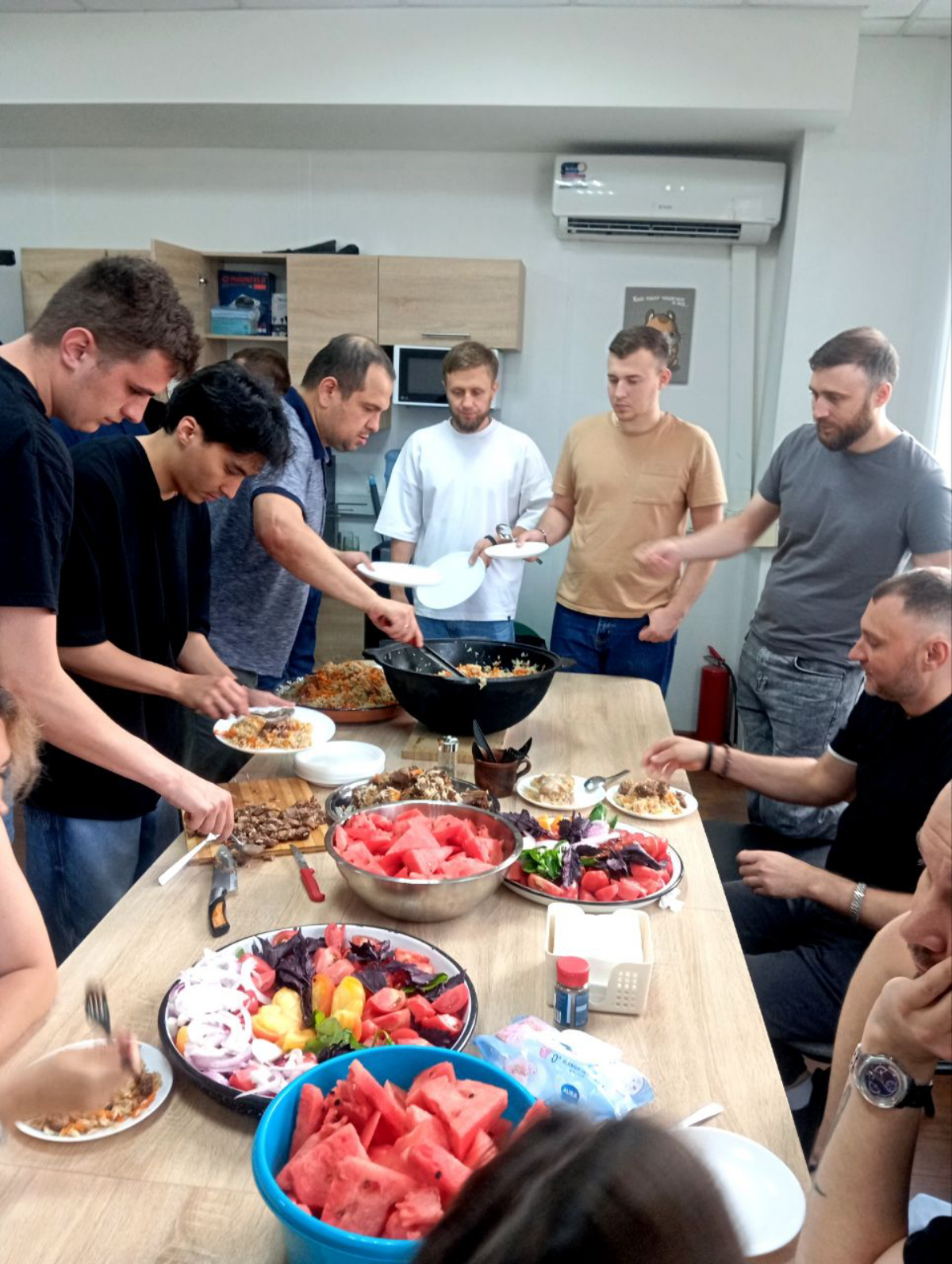 Продолжаем серию публикаций о нашей команде! Знакомьтесь — это Содиков Собиржон 🌟  
Собир работает у нас инженером 2-й линии технической поддержки в техническом департаменте | Сетка — социальная сеть от hh.ru