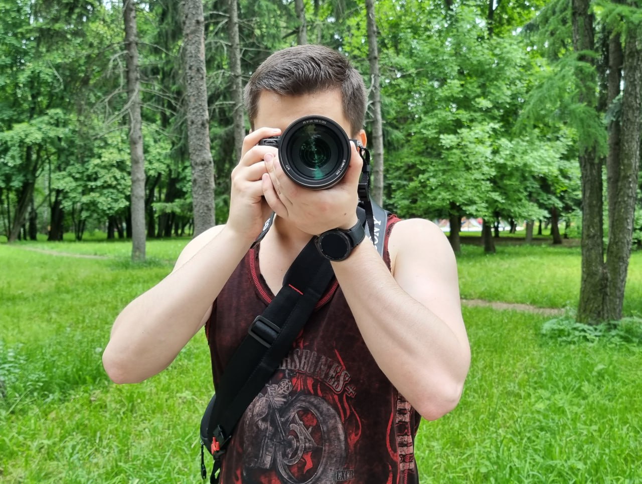 #мирглазамифотографа
Бывают случаи, когда во время фотоохоты сам становлюсь целью для съемки🤭
Думаю, это уникальная возможность посмотреть на меня по ту сторону кадра, когда я занят процессом | Сетка — социальная сеть от hh.ru