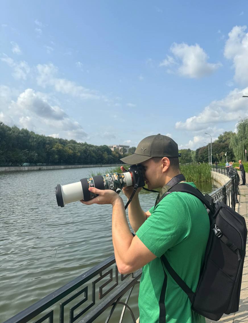 #мирглазамифотографа
Бывают случаи, когда во время фотоохоты сам становлюсь целью для съемки🤭
Думаю, это уникальная возможность посмотреть на меня по ту сторону кадра, когда я занят процессом | Сетка — социальная сеть от hh.ru