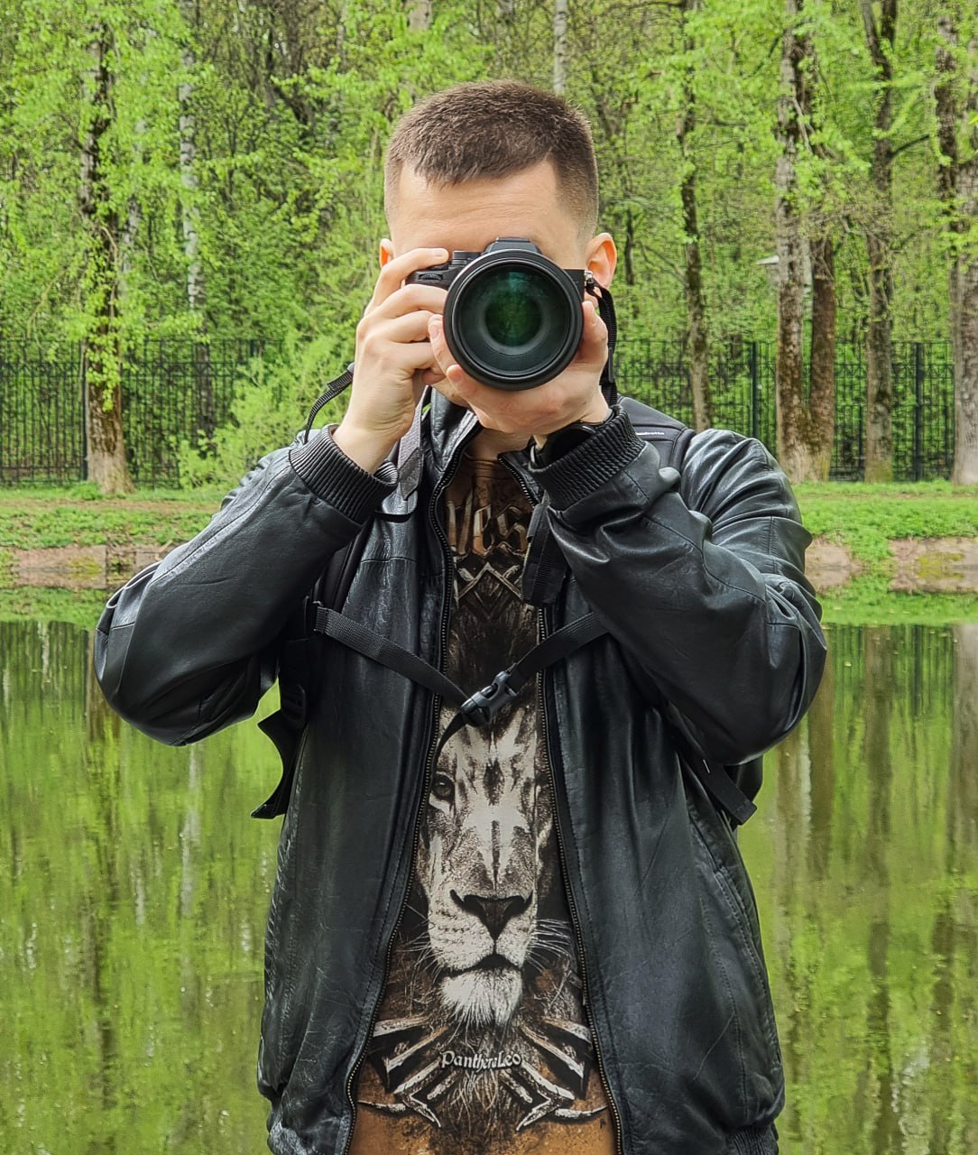 #мирглазамифотографа
Бывают случаи, когда во время фотоохоты сам становлюсь целью для съемки🤭
Думаю, это уникальная возможность посмотреть на меня по ту сторону кадра, когда я занят процессом | Сетка — социальная сеть от hh.ru