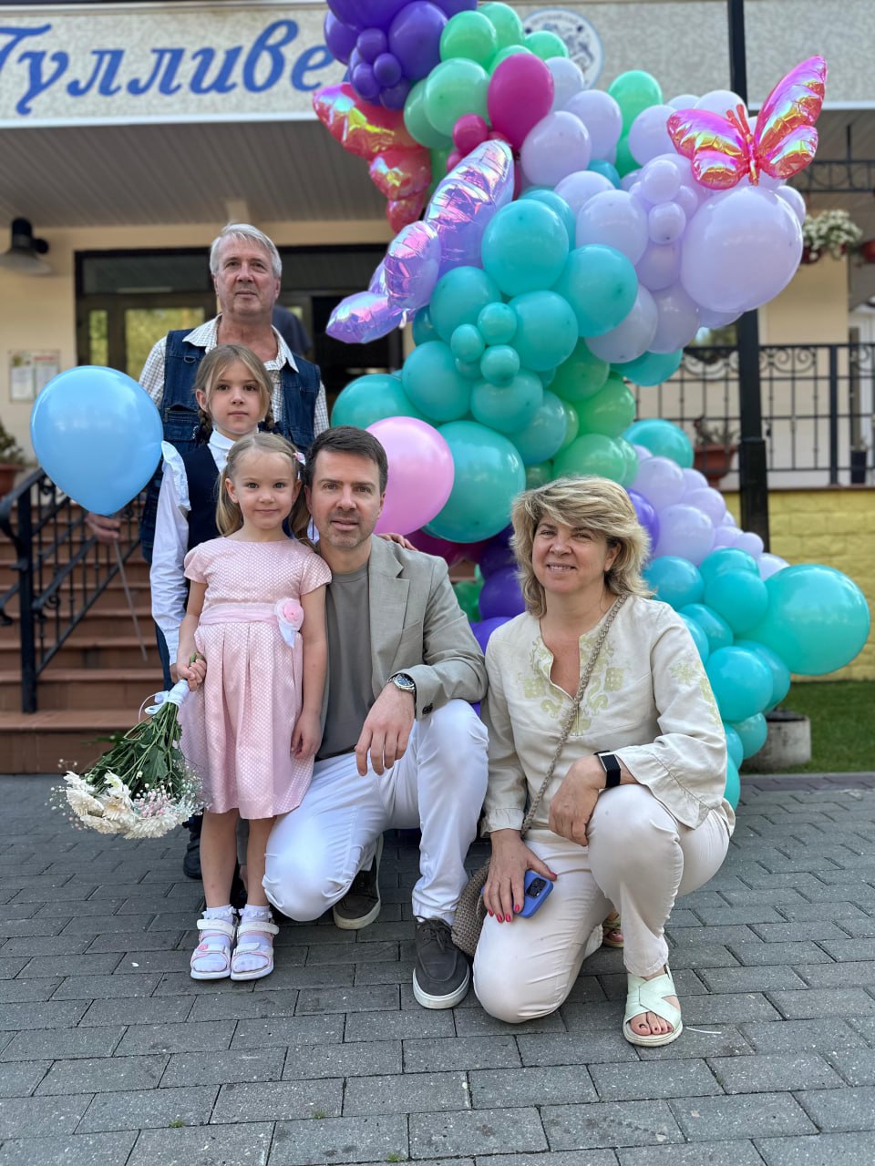 🎒 Ну вот и пошли в школу
Сегодня у нас важный день — дети в первый раз пошли в садик и третий класс в Москве. До этого три года учились в Испании.
Школа тоже частная | Сетка — социальная сеть от hh.ru