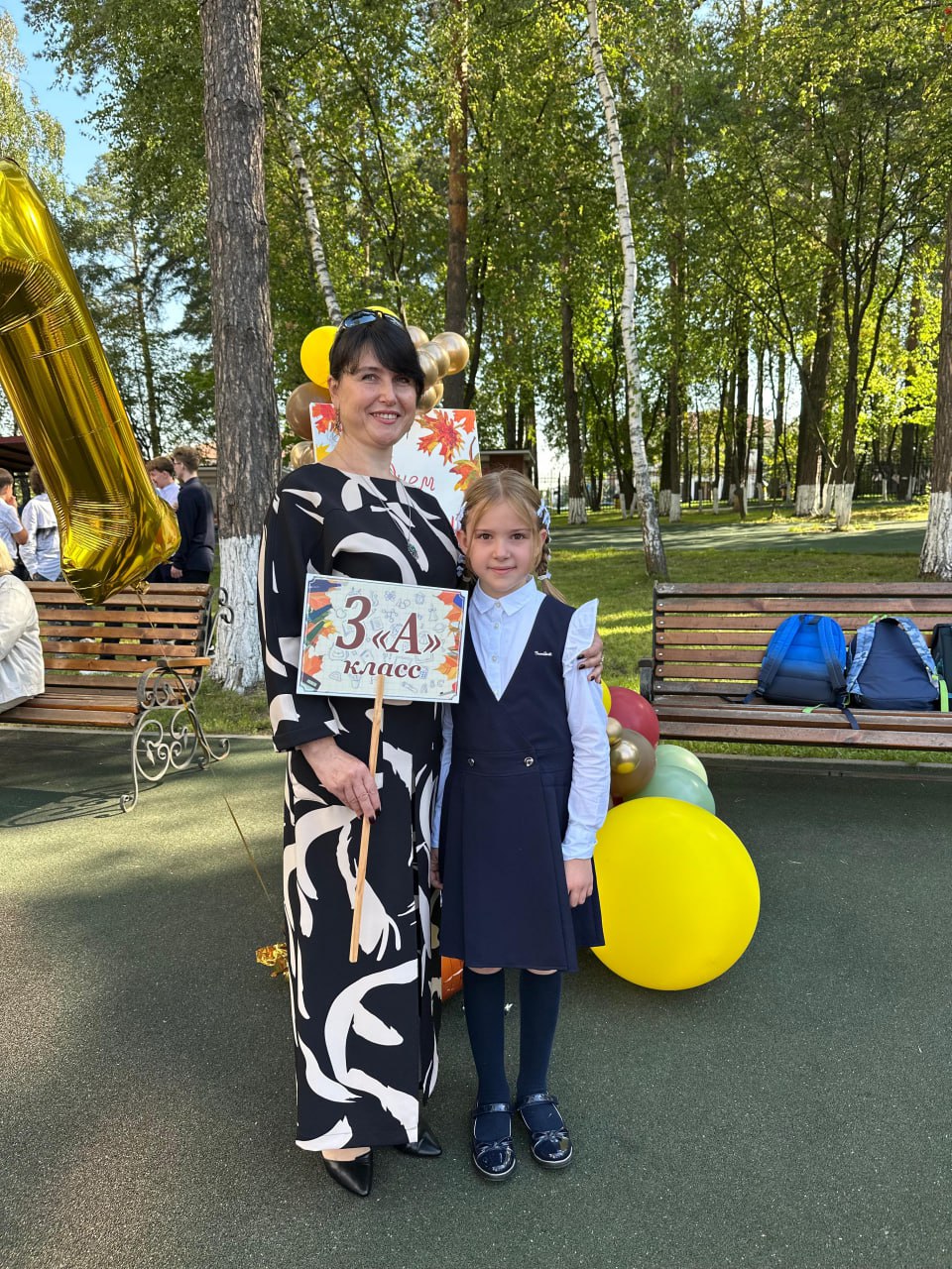 🎒 Ну вот и пошли в школу
Сегодня у нас важный день — дети в первый раз пошли в садик и третий класс в Москве. До этого три года учились в Испании.
Школа тоже частная | Сетка — социальная сеть от hh.ru