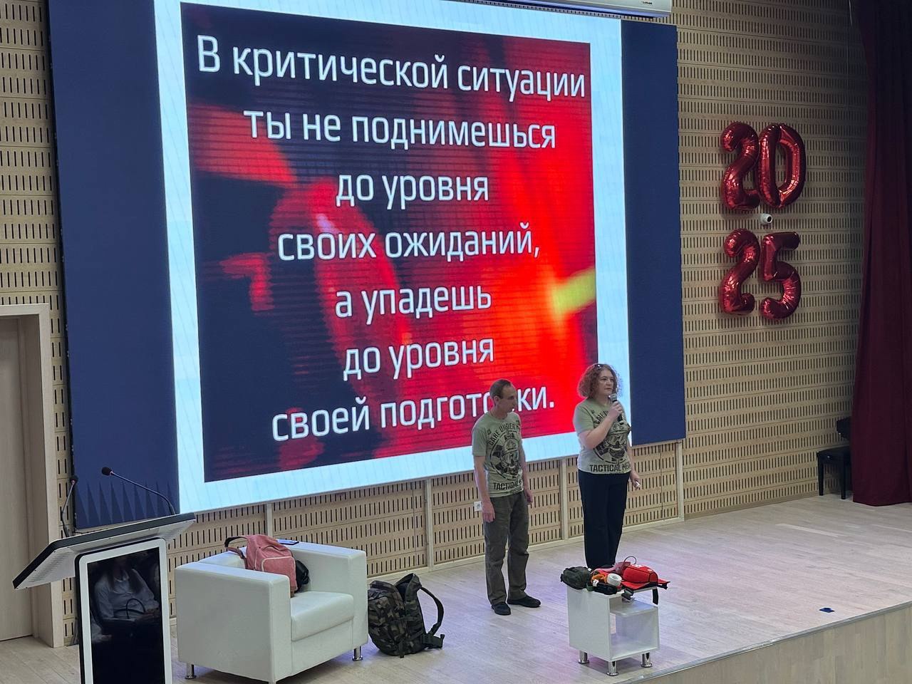 Молодежный совет Минстроя России присоединился к поздравлениям, приуроченным ко Дню знаний
📌 На праздничной линейке в школе №1699 в Москве заложили капсулу времени для первоклассников | Сетка — социальная сеть от hh.ru