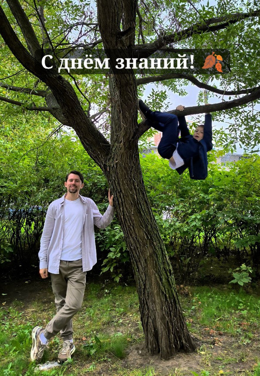А у нас сегодня первый раз — в первый класс!
Никак не думал, что так быстро на календаре сменятся даты, и я из отца новорожденного превращусь в отца шимпанзини-бананини первоклашки | Сетка — социальная сеть от hh.ru