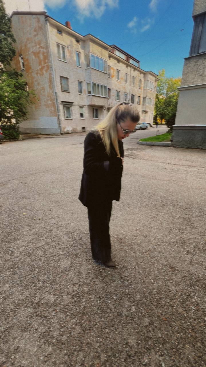 Ну что, коллеги, с 1 сентября! 🍂 Особенно тем, кто, как и я, уже успел провести утренний брифинг на тему «Куда я потратил свои августовские зарплатные выходные» | Сетка — социальная сеть от hh.ru