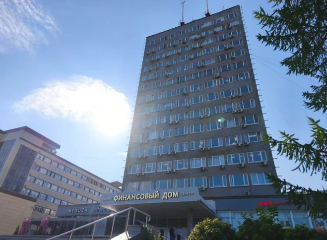 В Перми обсуждают установку медиафасада на «здании с рогами».
На офисном комплексе по ул. Ленина, 64 («Финансовый дом», известный как «здание с рогами») предложили разместить крупный медиафасад | Сетка — социальная сеть от hh.ru
