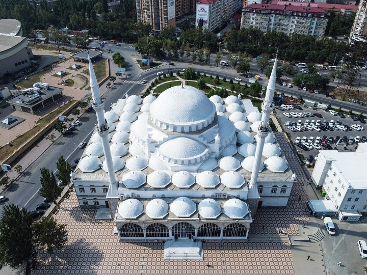 День единства народов Дагестана 15 сентября 2025 выпадает на понедельник, что делает его дополнительным выходным.
Как отдыхают и сократили ли рабочий день в республике написали здесь -> gderabota | Сетка — социальная сеть от hh.ru