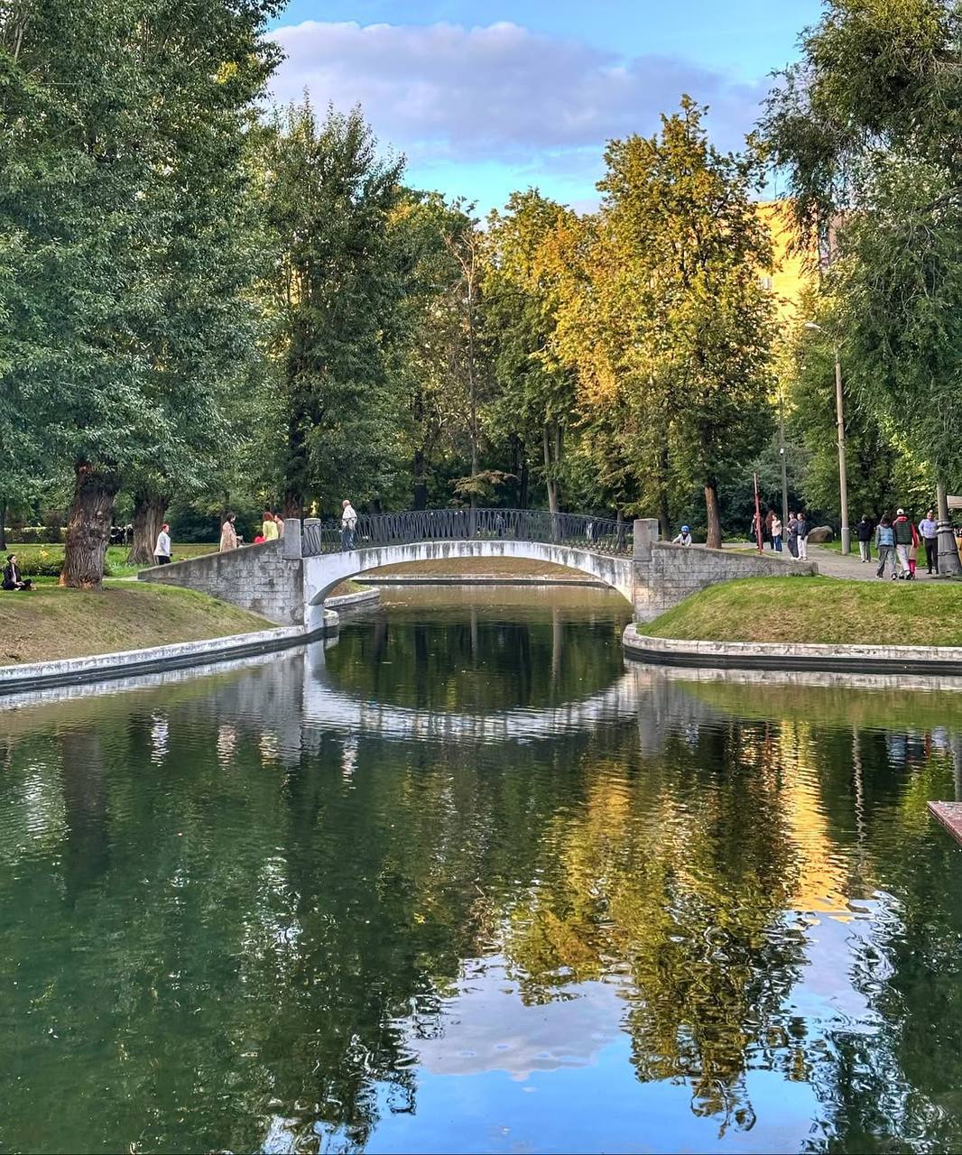 🌳Место уюта и природы в центре города
На его территории вы найдёте зимний и плодовый сады, цветочные композиции, пруд с лебедями и мини-зоопарк, где живут пони и лошади
📍Парк усадьбы Трубецких в Хамов... | Сетка — социальная сеть от hh.ru