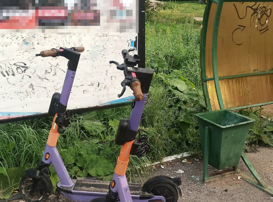 💩 Фекальный диверсант объявился в Подмосковье — он обмазал ручки почти всех прокатных электросамокатов в Сергиевом посаде
Свои грязные делишки неуловимый мститель проделал ночью, когда никто не видел | Сетка — социальная сеть от hh.ru