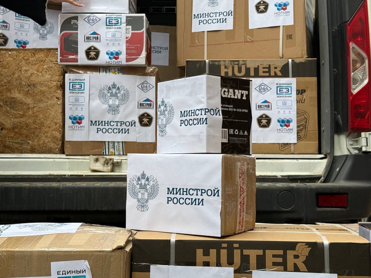 Минстрой России продолжает оказывать поддержку бойцам в зоне СВО
🔵В рамках гуманитарной миссии был организован сбор и отправка материальной помощи для бойцов специальной военной операции | Сетка — социальная сеть от hh.ru