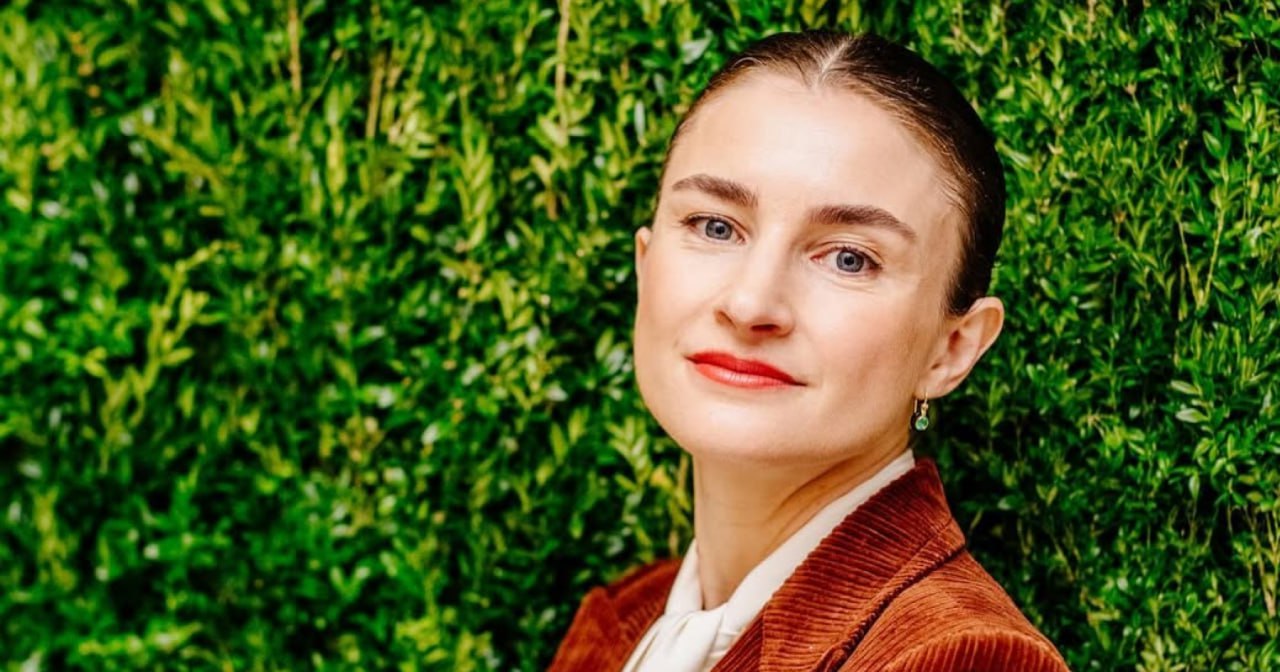 Главой редакционного контента Vogue US стала Хлоя Маль. Анна Винтур, которая ранее занимала пост главного редактора, остается глобальным редакционным директором издания.
Хлое Маль 39 лет | Сетка — социальная сеть от hh.ru